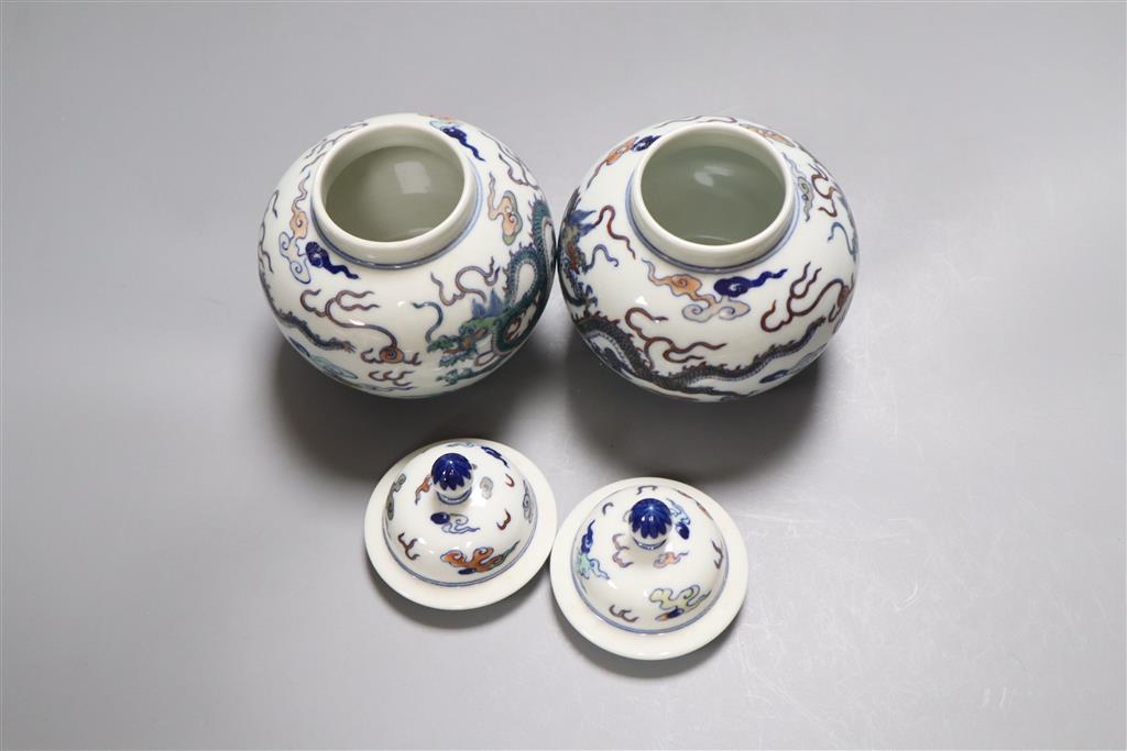 A pair of small Chinese jars and covers, famille verte enamels, 12.5cm